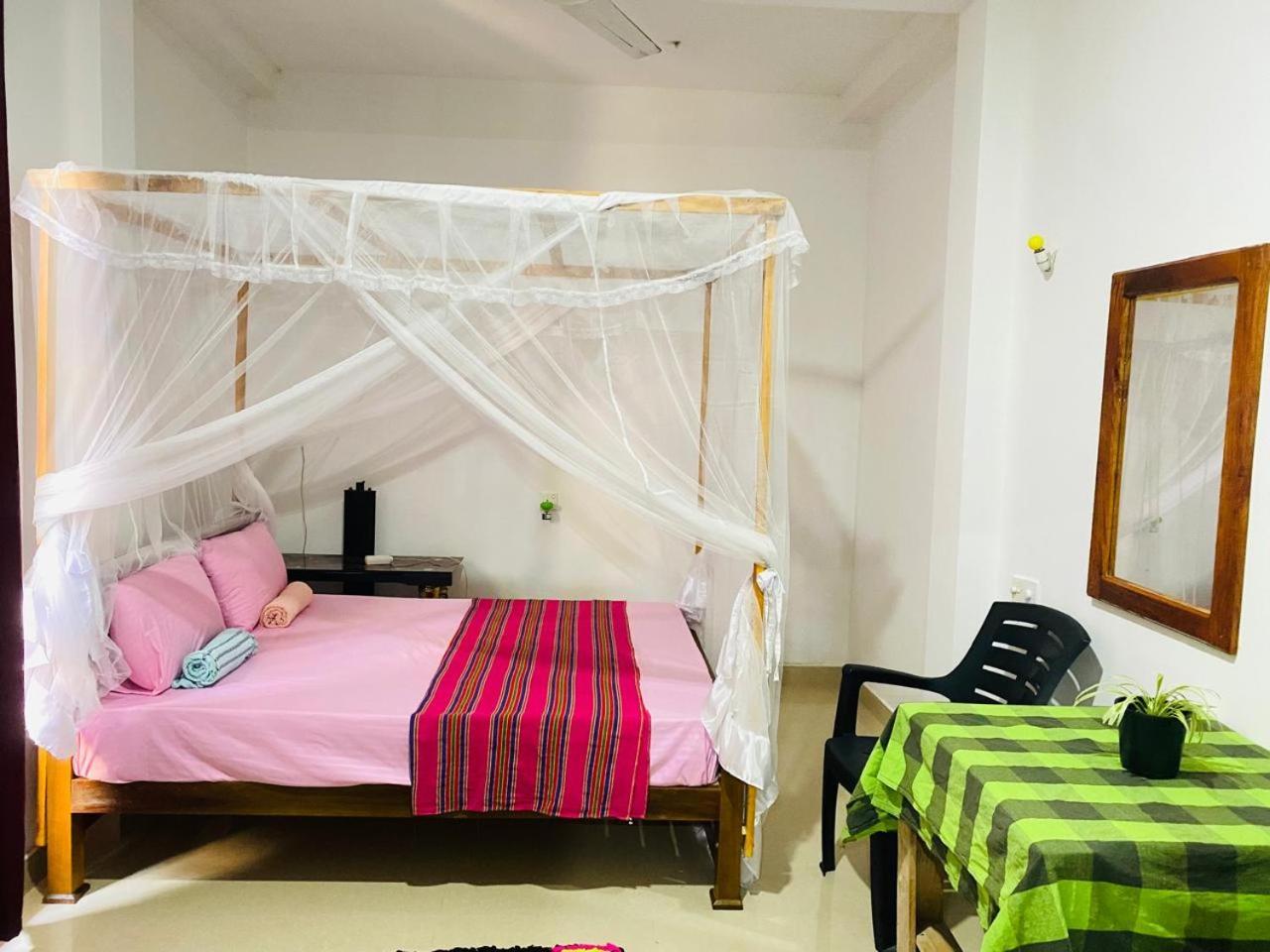 Pradeep Guest House Mirissa Bagian luar foto