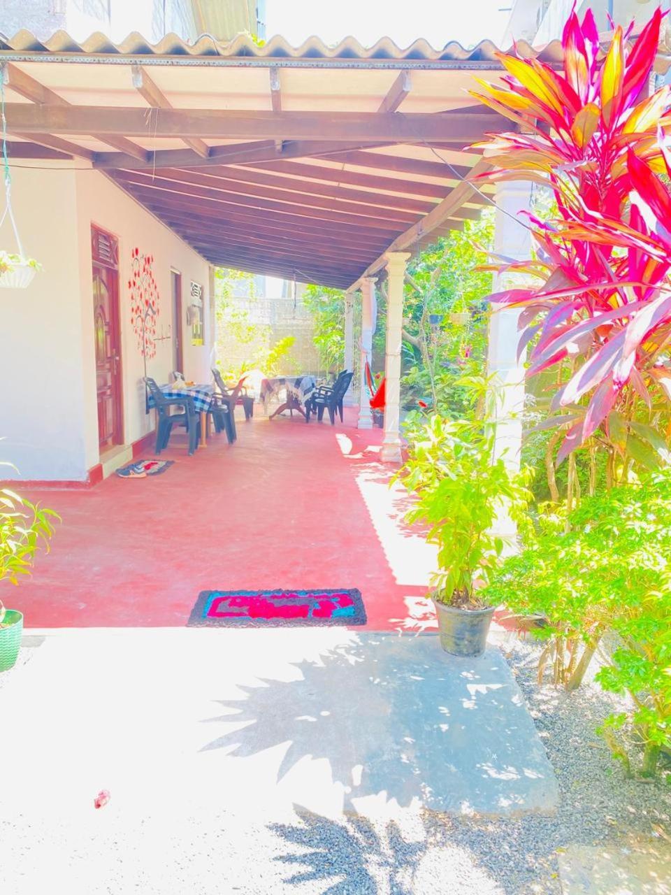 Pradeep Guest House Mirissa Bagian luar foto