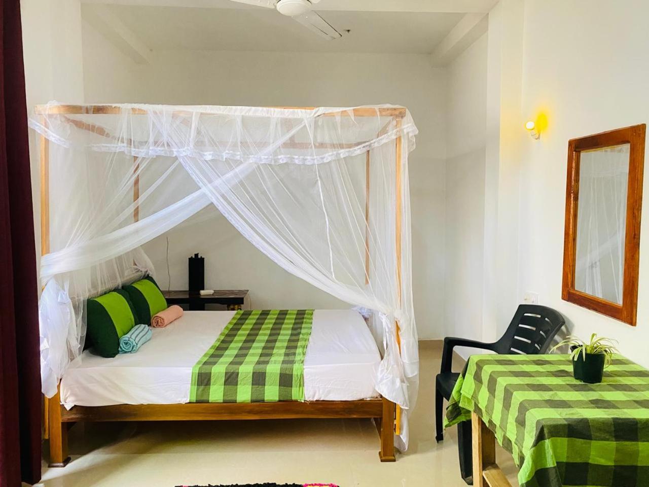 Pradeep Guest House Mirissa Bagian luar foto